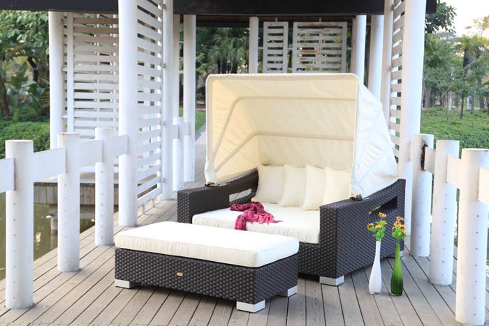 Wicker sunbed with canopy